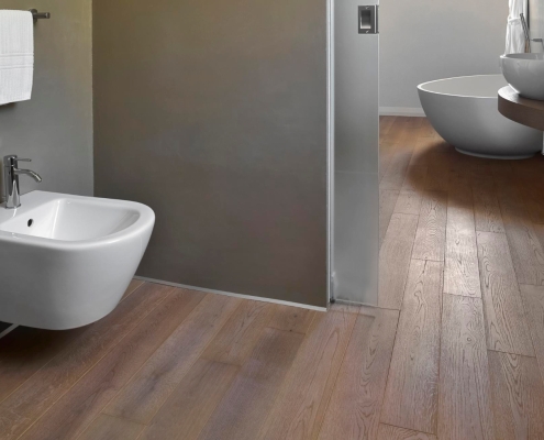 Modernes Badezimmer mit Holzfussboden